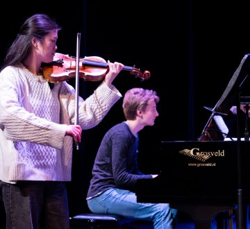 Factorium topstroom 2 | Julia Cao speelt viool bij het talententraject Topstroom bij Factorium en samen met Kobus Kuijpers op piano komen ze de sterren van de hemel spelen. De Topstroom is ontworpen voor jonge, getalenteerde cursisten met veel potentie. Hier draait het niet alleen om virtuositeit en muzikaliteit, maar ook om de snelheid van je ontwikkeling. Kom luisteren om 15.35u in de Schouwburgzaal!