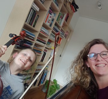 Luister naar prachtige muziek tijdens Tilburg on Stage met het prachtige celloduet van Anna, slechts 10 jaar oud, en haar moeder Paula. Laat je meeslepen door hun harmonieus samenspel die hun muziek zo speciaal maakt. Een unieke gelegenheid om te genieten van dit bijzondere optreden dat recht naar het hart gaat.