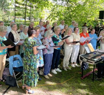 Gemengd Koor De Bron | ontstaan in 2012 uit Gemengd Koor Vredeskerk en RK Koor Gasgothe, met meer dan 30 enthousiaste leden. Onder leiding van Harry Swinkels brengen ze een divers repertoire van klassieke tot hedendaagse kerkmuziek, waaronder werken van Karl Jenkins, Howard Goodall, Harry Swinkels en Herman Finkers. Op Tilburg On Stage presenteren ze een selectie liturgische muziek die ze de afgelopen twee jaar met passie hebben ingestudeerd. Mis hun prachtige uitvoering niet!