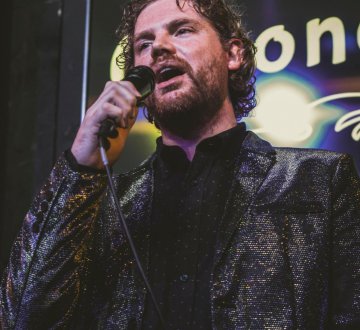 Maak kennis met Thijs van Berkel! Thijs komt uit een familie vol muzikanten. Zelf is hij vaak te vinden als DJ op feesten en partijen in Tilburg en omgeving, maar sinds een jaar schittert hij ook als zanger! Met zijn passie voor muziek en aanstekelijke energie weet Thijs elk evenement tot een feest te maken. Mis zijn optredens niet op Tilburg on Stage!