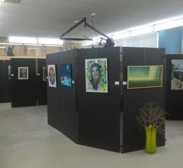 De Tilburgse Kunstkring, opgericht in 1947, is de oudste vereniging voor amateur beeldende kunst in de stad. Met ruim 60 leden biedt de vereniging een creatieve uitlaatklep voor diverse kunstvormen zoals tekenen, schilderen, grafische technieken, beeldhouwen en keramiek. Jaarlijks presenteren leden hun werk in tentoonstellingen en evenementen, waaronder Tilburg on Stage. Bezoek hun expositie in de Schouwburg-foyer.