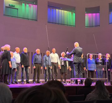 Bij Tilburg on Stage treedt het koor L’Esprit op! Dit koor, opgericht in 1996, begon als kerkkoor maar richt zich nu op profane muziek. Met een vierstemmig repertoire in zowel Engels als Nederlands, zorgen de 21 enthousiaste leden voor een sprankelend optreden. Geniet van hun muziek onder leiding van dirigent Paul van Hees, met pianobegeleiding van Marjola Lishi.