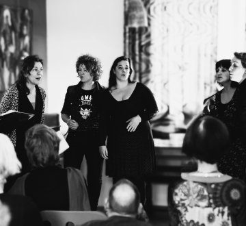 Måndåg is een groep van 6 vrouwen die samen zingen. Ze leerden elkaar kennen op het schoolplein van de Vrije School en zingen graag verhalende liederen van over de hele wereld. Deze volksliederen bezingen de liefde, het leven en alles wat daarbij hoort.