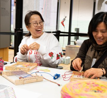 Bindweefsel | De vrouwen van Bindweefsel nodigen alle Tilburgers uit om aan te schuiven aan de ontmoetingstafel bij de Studiozaal tijdens Tilburg on Stage. Dit meerjarige project, ontstaan uit een samenwerking tussen ContourdeTwern, het TextielMuseum en Stadsmuseum Tilburg, benadrukt de verbindende kracht van textiel. Vrouwen uit Tilburg met een migratieachtergrond delen hun kennis en liefde voor textiel met experts van het TextielLab. Dankzij co-creatie overbrugt Bindweefsel taalbarrières, culturele verschillen en persoonlijke onzekerheden. Leer gezellig samen met de vrouwen passement maken!