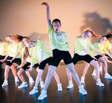 Factorium Hip Hop crew Strike Back | Deze wedstrijdgroep danst wedstrijden en optredens door heel Nederland en is speciaal voor getalenteerde en gemotiveerde dansers. Deze groep treedt op bij speciale dansactiviteiten in Tilburg en omgeving zoals open dagen, dansparades en revues. De crew doet daarnaast natuurlijk ook mee aan dance battles!