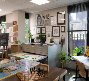 Kunsten & Kruiken | The Living Museum ontwikkelt talenten en doorbreekt stigma’s om de stad mooier te maken Dit doen we in deze expositie door een klassiek Tilburgs symbool (de kruikenzeiker) te laten ‘pimpen’ door kunstenaars verbonden aan The Living Museum.  Kunsten & Kruiken is een vervolgproject van het ‘Helden & Hordes’; de collectie uit 2023 waarin 8 Kunstenaars een van het museum een ode brachten aan hun held en de hordes die soms genomen moeten worden in het leven.