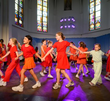 Wij zijn het Souvenir Jeugdkoor, een supergezellig koor voor iedereen van 4 tot 25 jaar. We zingen in alle muziekstijlen, van klassiek tot musical en alles daartussenin. Dit alles onder de bevlogen leiding van Lieke Beirnaert en Mirinda Tillmans. Om aan te sluiten bij de belevingswereld van het kind, werken wij in verschillende leeftijdsgroepen. We repeteren op donderdagavond in Wijkcentrum De Back in Tilburg.