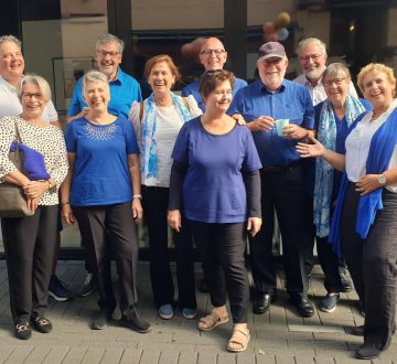 A Capella groep What‘s In A Name | Het mooie aan a-capella zingen is dat je geen zware instrumenten hoeft mee te nemen. Je draagt je zangstem namelijk altijd bij je. Ze brengen meerstemmige popsongs uit de jaren ’70, ’80 en ’90, maar schrikken ook niet terug van een musicalnummer, klassiek grapje of zelfs themamuziek uit de Muppetshow. Kom luisteren!