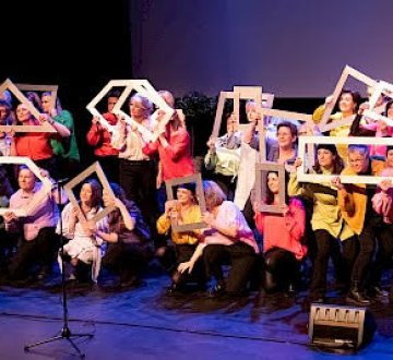 Zanggroep Perpleks | Een enthousiaste groep van ruim 30 amateurzangers uit Udenhout en omgeving, opgericht in 1996. We zingen een diverse mix van musical- en popsongs met speciaal voor ons geschreven vierstemmige arrangementen. Met energieke en harmonieuze uitvoeringen willen we het publiek betoveren en een onvergetelijke ervaring bieden. Kom genieten van onze muzikale reis!