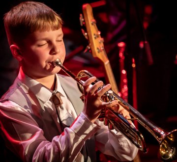 Westard van Dooren (10 jaar), leerling van basisschool Tiliander, is een enthousiaste trompetspeler die afgelopen jaar meedeed aan het concours van Het Concertgebouw in Amsterdam en de finale bereikte met een eigen gecomponeerd stuk in de compositiewedstrijd van het Nederlands Blazers Ensemble! Hij speelt trompet bij Factorium bij meester Niek Jacobs en piano bij Marlous Nijpels.