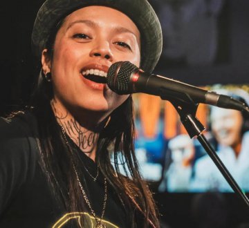 Kathleen Willems is een 40-jarige singer/songwriter/entertainer. Onder invloed van Rock ‘n‘ Roll, Blues, Country, Soul en een dosis levenservaring schrijft ze ‘liefdesliedjes met een rauw randje‘ zoals ze dat zelf omschrijft. Gewapend met een koffer vol eigen verhalen maar ook de verhalen van anderen, staat ze op het podium alsof ze er woont. Daar waar ze vrij kan ademen.