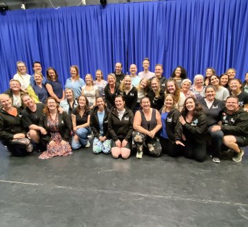 SPOT! Theater | Deze musicalgroep produceert al sinds 2014 grote musicalproducties voor een breed publiek. Tijdens Tilburg on Stage presenteren de huidige castleden van SPOT! Theater een gevarieerd programma van hun musicals van de afgelopen jaren, waaronder 9 to 5 (2023) en Annie (2024), en sluiten zij af met een sneak preview van hun nieuwste productie van dit najaar: Cinderella!