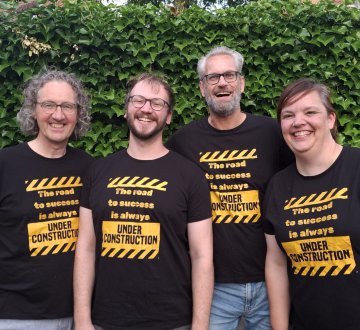 Als barbershopkwartet Under Construction nemen wij u mee langs diverse nummers en stijlen. Met onze a-capella samenzang zoeken wij altijd naar de mooiste harmonieën! Van emotionele inlevende ballads tot ludieke nummers met een knipoog, samen maken we er een gezellige show van!