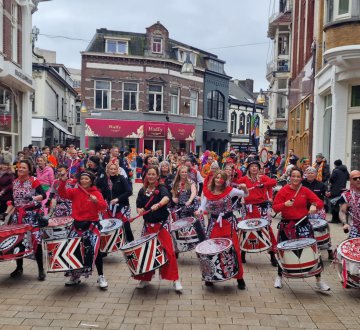 Batala | Dit is de grootste internationale samba reggae Percussie band van Nederland. En ze komen ook nog eens uit Tilburg! De muziek en de ritmes worden gecomponeerd in Salvador de Bahia in het noordoosten van Brazilië. De band werd in Tilburg en omstreken bekend vanwege zijn enthousiaste uitstraling en opzwepende Braziliaanse klanken.