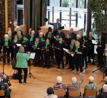 Berkel-Enschot Zingt | Wil je beleven dat zingen gezond en leuk is voor iedereen, ongeacht je leeftijd, kom dan naar ons optreden en oordeel zelf. Wij zijn niet meer van de allerjongsten en toch laten wij van ons horen tot grote tevredenheid van ons publiek.