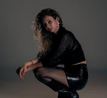 Birgit Bolte (Hoogeloon, 2005) heeft op veel podia mogen staan in verschillende formaties. Zo is zij de zangeres van Groovy Moods, een akoestisch duo, staat ze zelf vaak als soloartiest op het podium en zit ze bij de pop/rock band No Silence. Met haar Nederlandstalige popmuziek en kleinkunst nummers verovert ze de harten van haar luisteraars. Tijdens Tilburg On Stage zal ze haar eigen nummers ten gehore brengen en het publiek laten mee swingen! En kun je nou echt geen genoeg van haar krijgen? Luister dan naar al haar liedjes op Spotify!