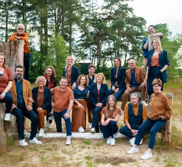 Blended Collective | Deze energieke zanggroep uit Tilburg staat onder leiding van Jos Muller, die ook de toetsen bespeelt. Samen met lichte percussionist Pius van Erve brengen ze een mix van pop en aanverwante genres, verpakt in tijdloze arrangementen. De absolute blikvanger? Hun eigen Guilty Pleasures Medley, speciaal gearrangeerd door Jos Muller en Eefje de Kort. Verwacht verrassende covers, muzikaal plezier en een flinke dosis herkenning!