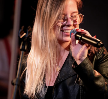 Joanna Roseline is een singer-songwriter die eerlijkheid en emotie vertaalt naar muziek. Met een mix van pop, R&B, soul en jazz creëert ze een unieke, herkenbare sound. Haar nummers zijn als een open dagboek: rauw, kwetsbaar en krachtig. Ze wil luisteraars laten voelen dat ze niet alleen zijn. Haar debuutalbum, geïnspireerd op verborgen emoties en maskers, neemt je mee op een muzikale reis naar authenticiteit. Laat je raken door haar verhaal en muziek.