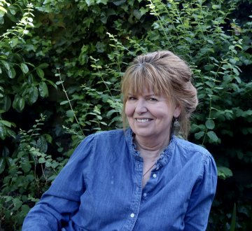 Jola Hesselberth | Gevouwen Tijd- Een poëtisch luistervoorstelling. Ze neemt je mee in dertien poëtische teksten, gesproken op een subtiel klanklandschap. De teksten bezingen het kleine en het tijdelijke: een bijtje in het zonlicht, een kind in het gras, een berg die zucht. Een luistervoorstelling die ademt, beweegt en zachtjes vraagt om stil te staan. Soms ben je een blad dat valt in het avondlicht, dan weer een vogel boven een onbekende vallei.
