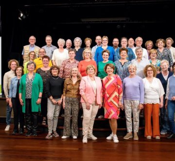 Het Andantinokoor| Onder leiding van Ralf van Dorst-van der Sanden en pianist Marco Hoogerheide zingt dit koor een veelzijdig repertoire: van ballads en musical tot swingende pop – soms zesstemmig! Met eigen arrangementen en creatieve medleys krijgt elk optreden een unieke twist. Muziekplezier staat voorop, en met passie en lef blijft Andantinokoor nieuwe uitdagingen aangaan!