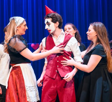 Vier jaar lang volgden ze lessen op het Factorium bij de deeltijd musicalopleiding: de MusicAllFactory. Bloed, zweet en tranen koste het ze maar heel veel plezier, wijze lessen, bijzondere ervaringen en vriendschappen voor het leven nemen zij mee. De vierdejaars zingen verschillende solo’s en een ensemblestuk, begeleid op de piano.