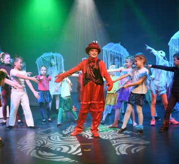 Musicalvereniging Tikiko | Wij zijn een enthousiaste musicalvereniging uit Tilburg voor jongeren van 8 t/m 18 jaar die dol zijn op dansen, zingen en toneel. Ieder schooljaar werken we samen met ouders toe naar een complete musicalproductie – mét decor, licht, geluid, grime en kostuums. Dit jaar spelen we Tamelijk Voortreffelijk, een sprankelende voorstelling geïnspireerd op het verhaal van Mary Poppins. Tijdens Tilburg On Stage geven we alvast een muzikaal voorproefje!