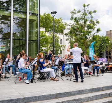 Orkest L‘ Aventure Noord, ontstaan i.s.m. met basisscholen uit Tilburg-Noord, Factorium en Art-fact, kinderen en volwassenen kennismaken met muziek maken en samenspelen. Dit leidde tot spetterende optredens tijdens wijkfestivals en projecten in samenwerking met Theatercollectief EELT. Het orkest staat onder leiding van Peter-Paul van Esch.