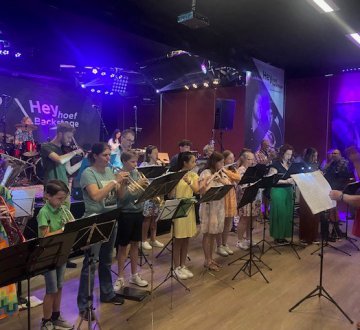 Orkest L‘ Aventure Reeshof is een opleidingsorkest voor beginnende muzikanten in en om de Reeshof, ontstaan i.s.m. Reeshof Cultuurt. Jeugd, jongeren en volwassen spelen samen om muzikaal te groeien. Het orkest staat onder leiding van Obada Zabadina.