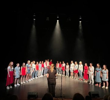 Popkoor Epic is een studentenkoor waar muziek, energie en gezelligheid samenkomen! Ons enthousiaste koor brengt spetterende popnummers ten gehore, van tijdloze classics tot de nieuwste hits. Met onze dynamische meerstemmige arrangementen en bruisende optredens weten we van elk optreden een feestje te maken!