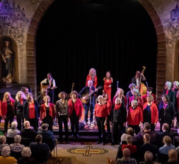 Wij van popkoor ZO zijn een enthousiaste groep van ongeveer 35 tot 40 zingende leden. Wekelijks repeteren wij op dinsdagavond in het cc Jan van besouw in Goirie onder muzikale en vakkundige begeleiding van Herma Timmer. Regelmatig komt u ons tegen tijdens optredens in de omgeving van Tilburg en omstreken. Graag tot Zings!