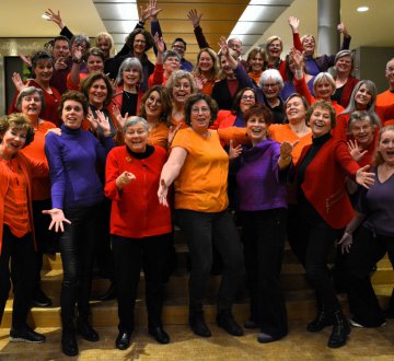 Wij van popkoor ZO zijn een enthousiaste groep van ongeveer 35 tot 40 zingende leden. Wekelijks repeteren wij op dinsdagavond in het cc Jan van besouw in Goirie onder muzikale en vakkundige begeleiding van Herma Timmer. Regelmatig komt u ons tegen tijdens optredens in de omgeving van Tilburg en omstreken. Graag tot Zings!