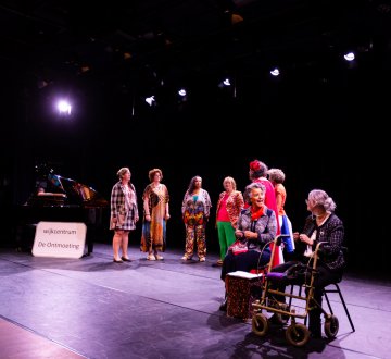 THEATERKOOR IN TIME | Dit gezellige theaterkoor bestaat uit 14 enthousiaste dames. Wij zingen hedendaagse (meerstemmige) Engelse en Nederlandse liedjes. Op een verrassend speelse wijze verbinden wij onze muziek met theaterelementen. Dit zorgt ervoor dat elk optreden ware belevenis is.