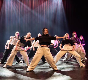 Deze wedstrijdgroep danst wedstrijden en optredens door heel Nederland en is speciaal voor getalenteerde en gemotiveerde dansers. Deze groep treedt op bij speciale dansactiviteiten in Tilburg en omgeving zoals open dagen, dansparades en revues. De crew doet daarnaast natuurlijk ook mee aan dance battles!