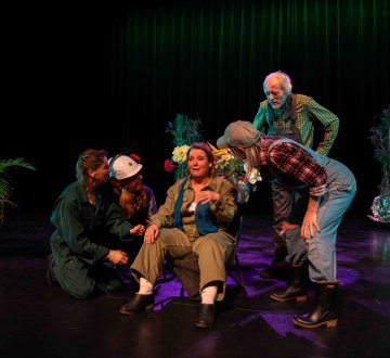 Factorium Theaterhuis | START is een filosofische montagevoorstelling over de vraag wanneer je nu eigenlijk begonnen bent. Absurde dialogen over beginnen en jezelf voorbereiden. Op wat eigenlijk? Een nieuwe liefde, een marathon, de dood of het schrijven van een boek? Gespeeld door tien spelers van het Theaterhuis Factorium in een regie van Florian Slangen en Karlijn Vlug.