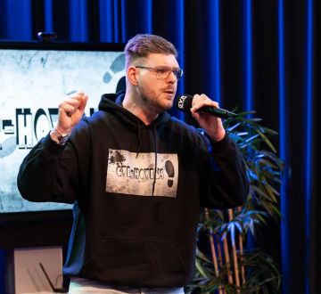 Kom luisteren naar  Jan a.k.a. De GVR! Jan heeft een talent voor rappen, muziekteksten schrijven en hij heeft een verstandelijke beperking. Eerder was hij te gast bij Paul De Leeuw in de Social Club, mocht hij zijn verhaal vertellen bij Tilbuzzz en had hij een solo-show bij Factorium. Bij Tilburg On Stage vertelt hij wat rappen voor hem betekent, hoe het hem geholpen heeft in het leven en hij presenteert een gloednieuw nummer!