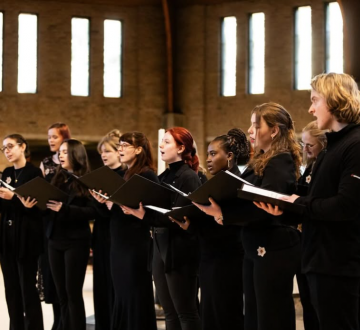 Het Tilburgs Studentenkoor (TiSK) verwelkomt studenten en net-afgestudeerden die van klassieke muziek houden, inclusief internationale leden. Na hun succesvolle debuutconcert in april 2024 met Fauré‘s Requiem, laten ze op 23 juni opnieuw van zich horen met klassieke en folkloristische stukken van over de hele wereld. Dirigent Sil van den Hout leidt het koor. Volg @tisk013 voor meer info.