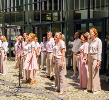 Popkoor AkoorT | Wij zijn een eigentijds, fris, en energiek popkoor met een verrassend repertoire. Van pop tot funk, en van country tot happy hardcore, wij deinzen nergens voor terug. Verwacht unieke arrangementen, creatieve choreo’s en een spetterend optreden. AkoorT bestaat uit 32 enthousiaste leden van verschillende leeftijden en zingt al zo’n 15 jaar meerstemmige koormuziek.