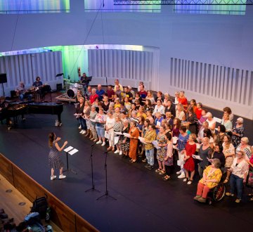 Popkoor Trammelant | Trammelant is een zeer toegankelijk koor van ongeveer 70 personen. Het repertoire bestaat uit popsongs, voornamelijk uit de jaren 70 en 80, denk aan Queen, The Beatles, Fleetwood Mac etc. Wat bij Trammelant opvalt is de enthousiaste presentatie. De leden hebben erg veel plezier in het zingen en dat straalt ervan af! Het publiek kan dus een vrolijk optreden verwachten, komt dat zien!
