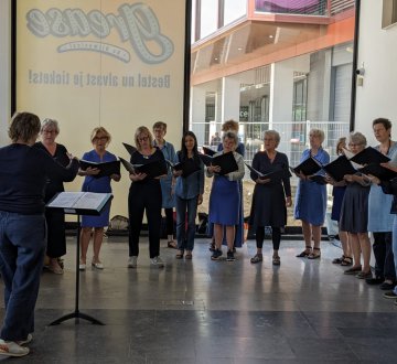 Tilburgs Vrouwenkamerkoor Cantilare is een gedreven kamerkoor met een passie voor bijzondere muziek, eigentijds repertoire en boeiende samenwerkingsprojecten. Wij zingen meerstemmige stukken speciaal gearrangeerd voor vrouwenkoren, veelal werk van hedendaagse componisten.