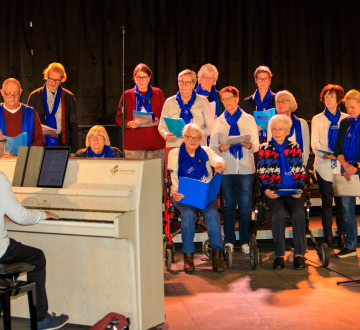 Zingen voor je leven | Kanker in Beeld is een landelijke stichting en paraplu voor lokale en regionale creatieve activiteiten. Zingen is daar een krachtig onderdeel van. Een optreden van het Zingen voor je Leven Koor is geen gewoon concert, maar een uitnodiging om mee te voelen wat wij ervaren tijdens onze repetities: om al zingend de verbinding te zoeken met het lied, de klank en elkaar. We willen de beleving en het plezier van ons zingend samenzijn te ervaren en te delen.