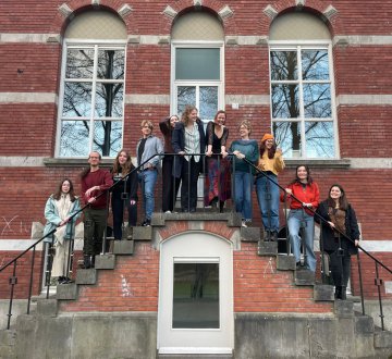 @tilburgsstudentenkoor  TiSK is een gloednieuw studentenkoor voor klassieke muziek. Alle studenten uit Tilburg met een liefde voor klassieke koorzang kunnen zich hierbij aansluiten. Het koor neemt je 2 juli mee op een muzikale wereldreis. Door liederen uit verschillende culturen van over de hele wereld te zingen, onderzoeken ze de betekenis van samenzang voor ons als mensen.