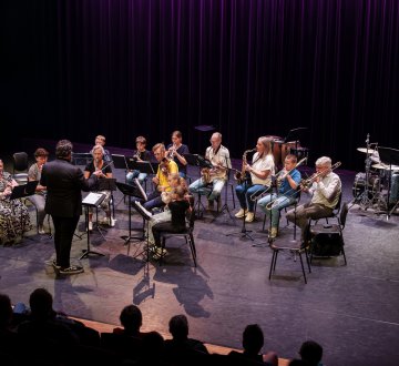 ORKEST L’AVENTURE REESHOF | Het orkest is een opleidingsorkest voor beginnende muzikanten in en om de Reeshof, ontstaan i.s.m. Reeshof CultuurT. Jeugd en volwassenen spelen samen om muzikaal te groeien onder leiding van William Schaffels. Met een divers en herkenbaar repertoire verrast het orkest tijdens Tilburg on Stage met een gevarieerd optreden!