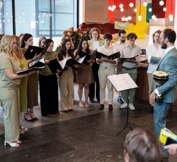 TILBURGS STUDENTENKOOR (TISK )| Wij zijn een jong, internationaal koor (18–35 jaar), een paar jaar geleden opgericht door dirigent Sil van den Hout. We hebben al mooie projecten gedaan, zoals Faurés Requiem. We zingen klassieke en meer traditionele werken uit verschillende landen en talen. Een klassiek koor met studenten en young professionals van over de hele wereld.