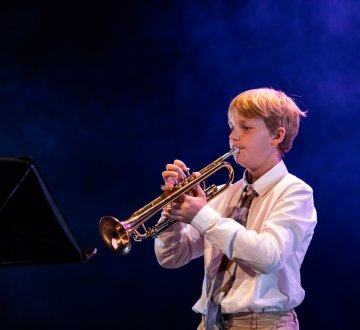WESTARD VAN DOOREN | Deze getalenteerde leerling van Factorium, bespeelt sinds vier jaar trompet en drie jaar piano. Hij componeert zijn eigen muziek en heeft de afgelopen twee jaar deelgenomen aan de compositiewedstrijd van het Nederlands Blazers Ensemble. Hij zoekt actief naar mogelijkheden om deel te nemen aan diverse wedstrijden en treedt graag op tijdens evenementen.