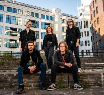 De band WHAT !F heeft wortels in Brabant, maar hart voor Tilburg! Hun Tilburgse drummer had al jaren de wens eindelijk ook eens op een podium in zijn thuisstad te staan en op 2 juli gaat dat ze lukken! Deze 5 rockers startten in 2020 als een schoolband. Ze schrijven hun eigen materiaal en zijn sinds hun schooldagen flink gaan professionaliseren. Intussen zijn ze bezig met de opname van hun eerste EP. Liefhebbers van het zwaardere rock-werk: deze wil je niet missen op het festival!