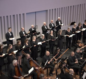 @zuidnederlandskamerkoor  Dit kamerkoor repeteert sinds begin 2023 in de Heuvelse Kerk in Tilburg en is onderdeel van het Zuid Nederlands Concert Koor (ZNCK). Ze bestaan intussen 10 jaar en brengen klassieke muziek, zowel a capella als met orkest, in kleinere en grotere bezetting ten gehore. Afgelopen mei hielden ze een meezingconcert, waarbij ‘Ein Deutsches Requiem’ van Johannes Brahms op het repertoire stond. Op 2 juli wil het koor zich graag aan mensen uit Tilburg presenteren, die minder vaak in contact komen met klassieke muziek. Ze zingen onder meer enkele Franstalige stukken van Gabriel Fauré en Camille Saint-Saëns. Muziek die je tot in je ziel beroert en je tot rust brengt.