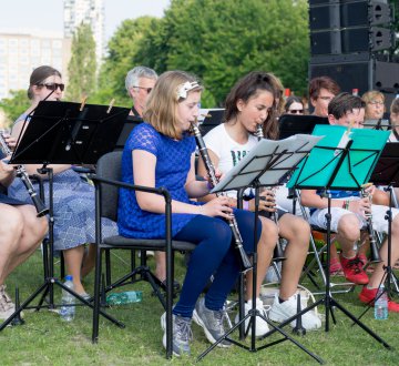 Groot orkest en leerlingenorkest in het Spoorpark