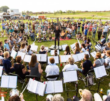 Groot orkest en leerlingenorkest in het Spoorpark