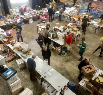 Uitzoeken speelgoed ihkv de inzamelingsactie van Stichting Het Vierde Geschenk