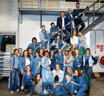Made in Dagenham is gebaseerd op een waargebeurd verhaal over vrouwenrechten en gelijkheid. De meiden uit de Ford fabriek krijgen niet hetzelfde betaald als de mannen die er werken en meer verdienen. Nog steeds een actueel onderwerp. BOeMS is een enthousiaste groep die al verschillende musicals op de planken heeft gebracht: de laatste voorstellingen waren The Adams Family, Big Fish en Shrek. BOeMS is een vereniging die werkt met een vast artistiek team.